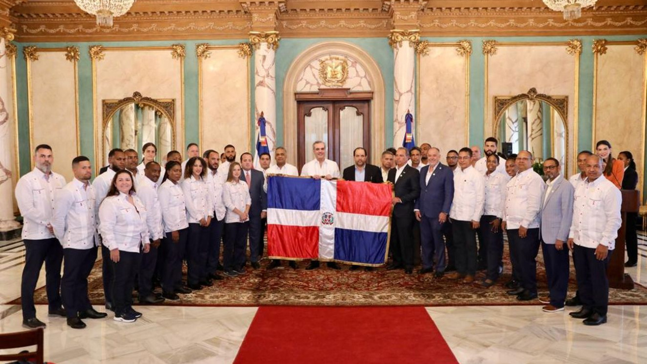 Presidente Abinader entrega bandera nacional a delegación que participará en los XXlV juegos Centroamericanos y del Caribe, San Salvador 2023