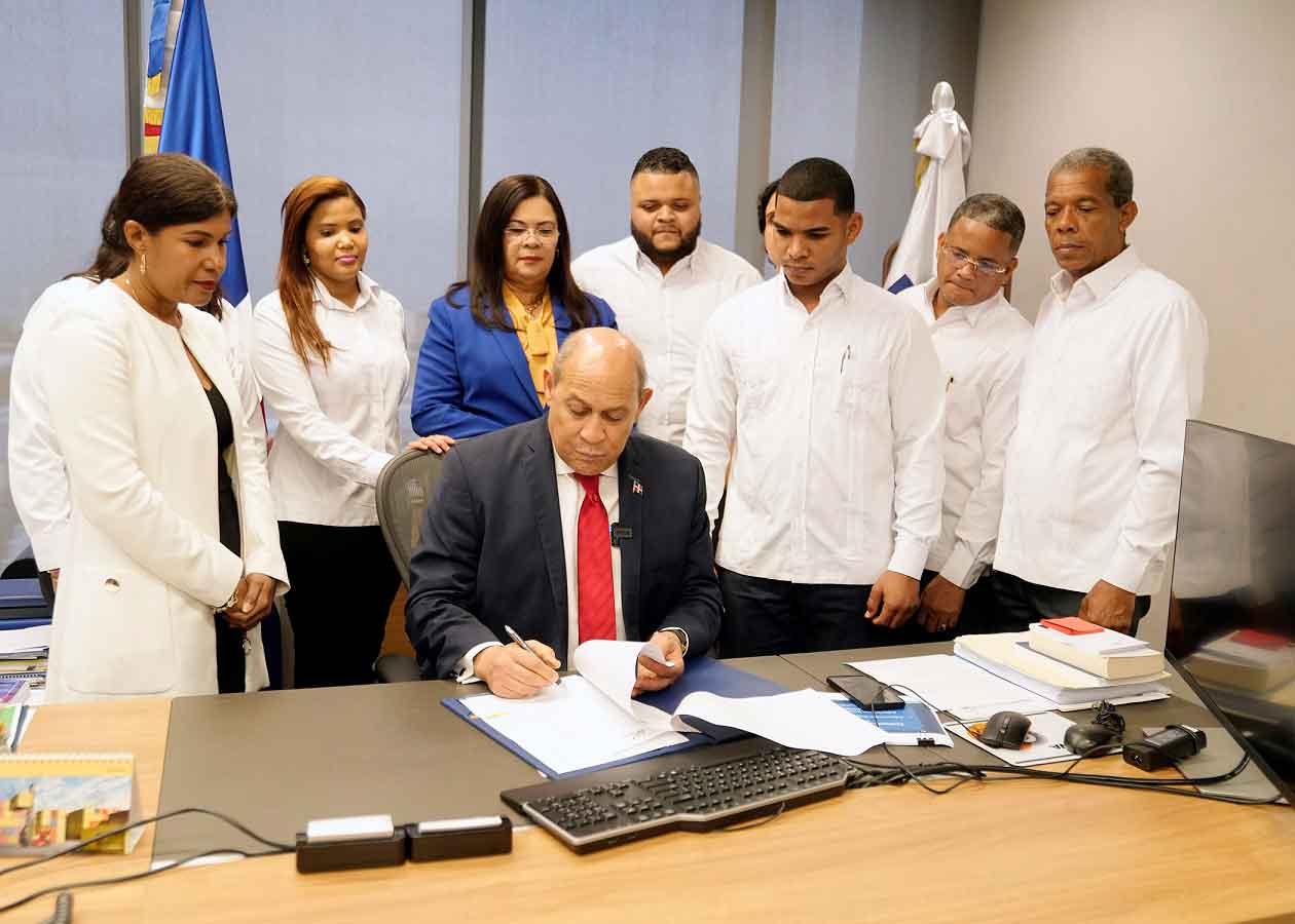 Director del INFOTEP firma carta compromiso para promover Modelo de Integridad Institucional