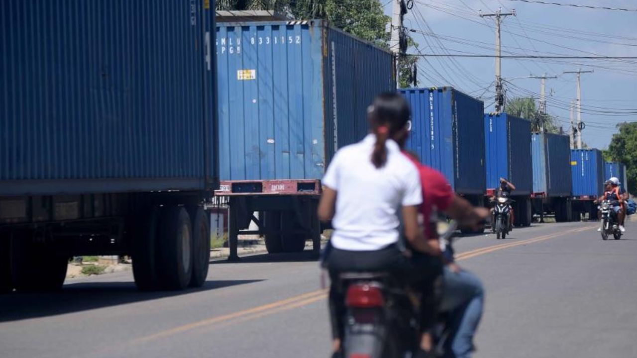 Contenedores de empresas operan en zona franca Codevi están varados en Dajabón debido al cierre fronterizo