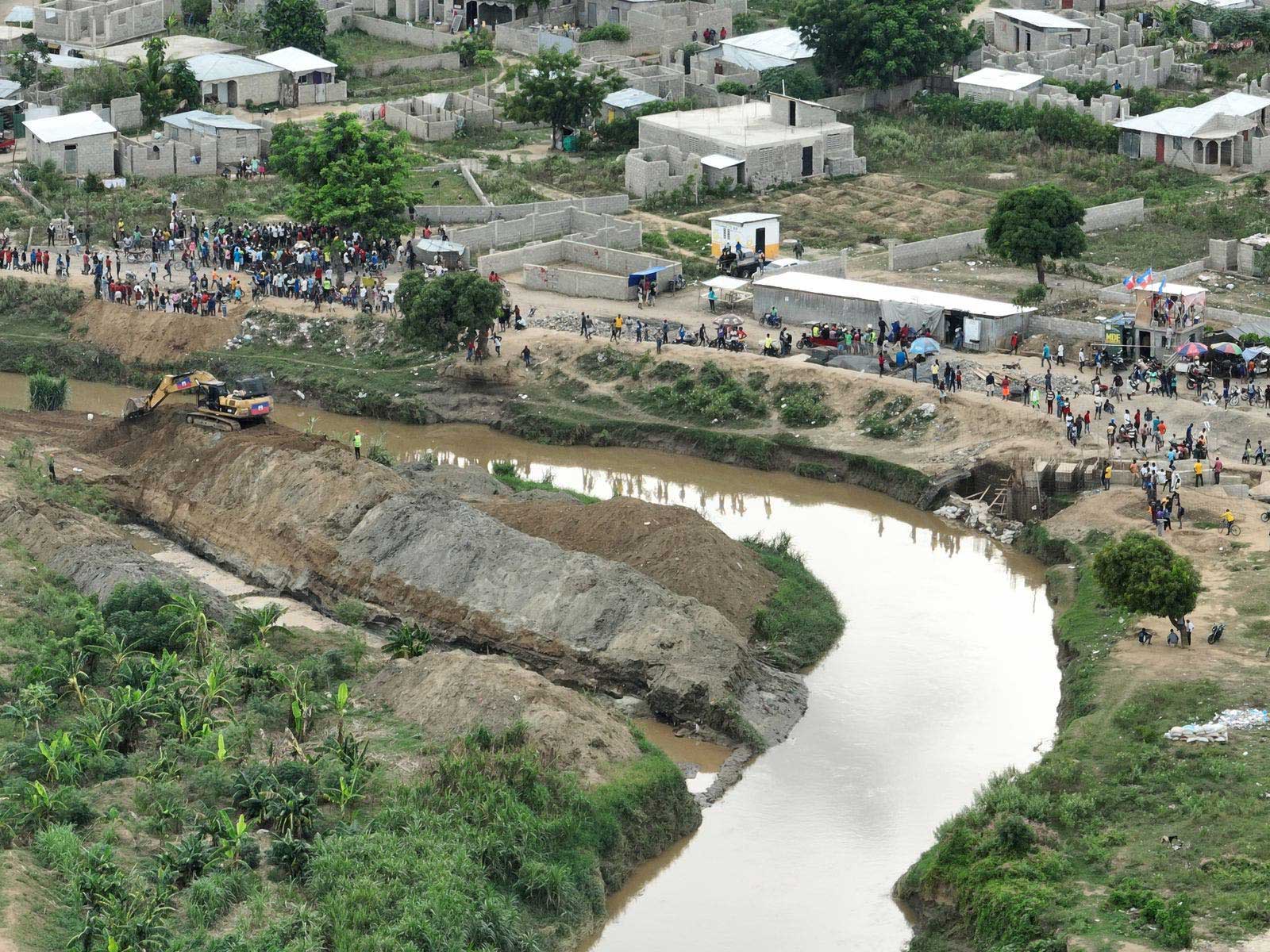 Haitianos desvían cauce natural del río Masacre para agilizar trabajos en canal