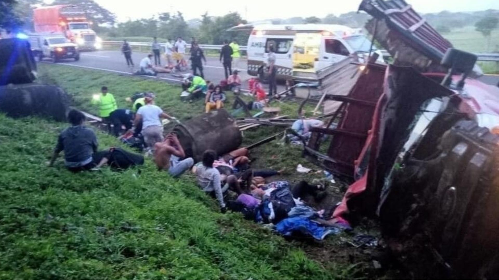 Mueren 17 migrantes, la mayoría venezolanos en accidente carretero en el sur de México
