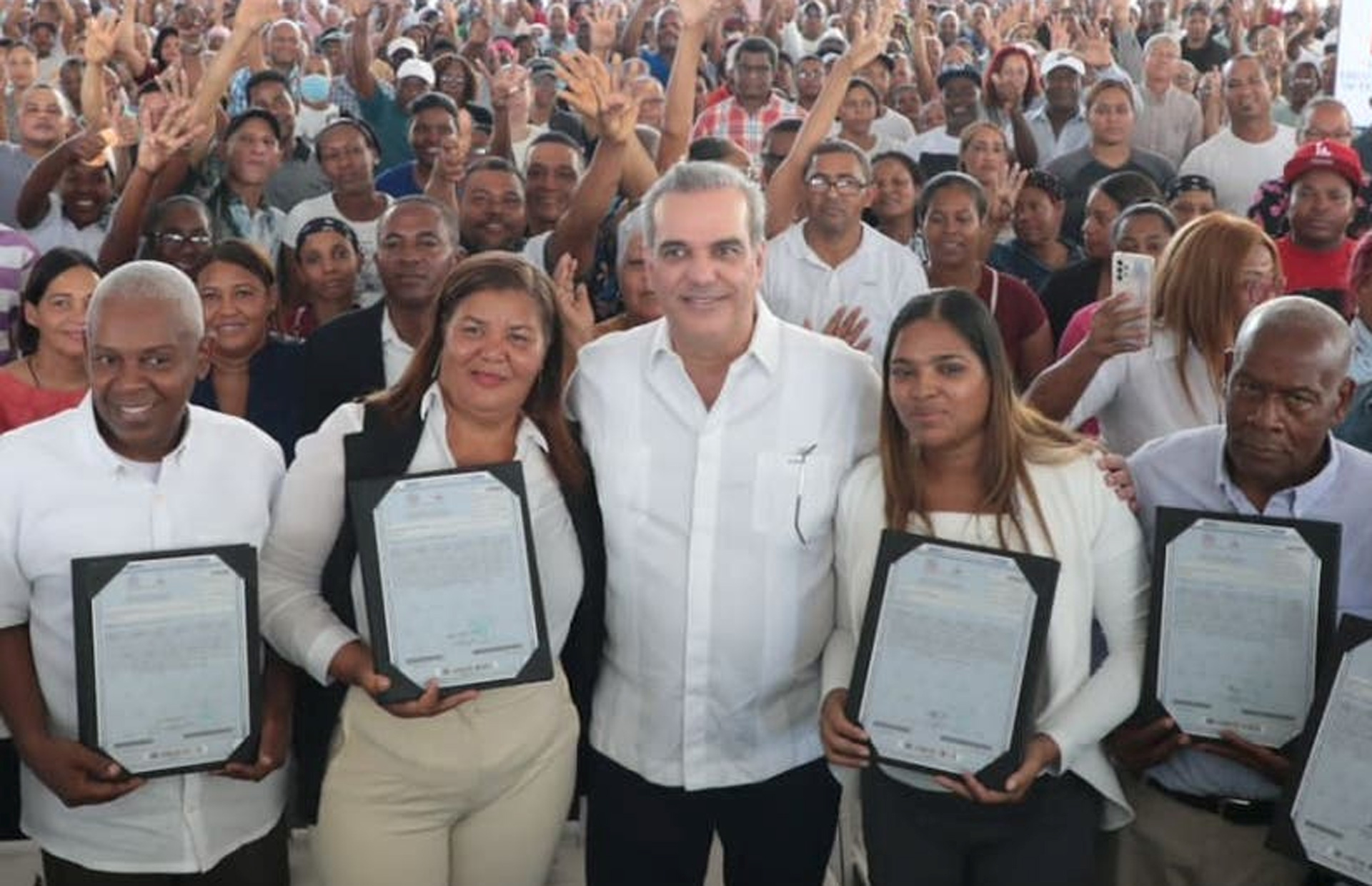 Presidente Luís Abinader entrega más de 3 mil títulos propiedad en SDE